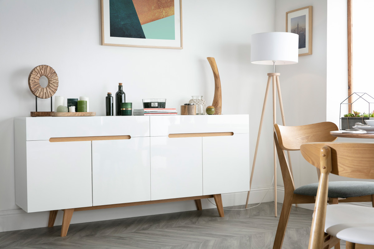 Buffet scandinave blanc brillant et finition bois clair 4 portes 2 tiroirs L180 cm MELKA