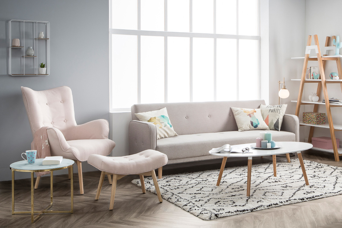 Fauteuil avec repose-pieds scandinave en tissu rose poudr et bois clair BRISTOL