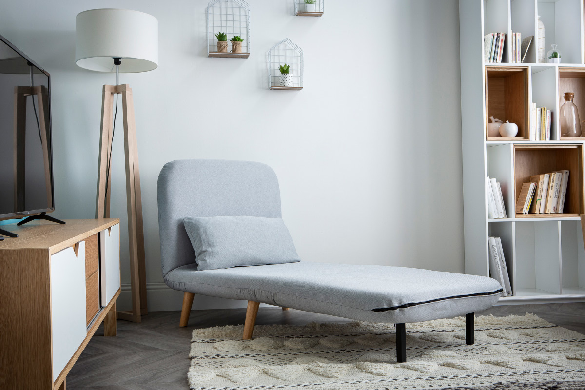 Fauteuil convertible scandinave en tissu gris clair et bois clair AMIKO