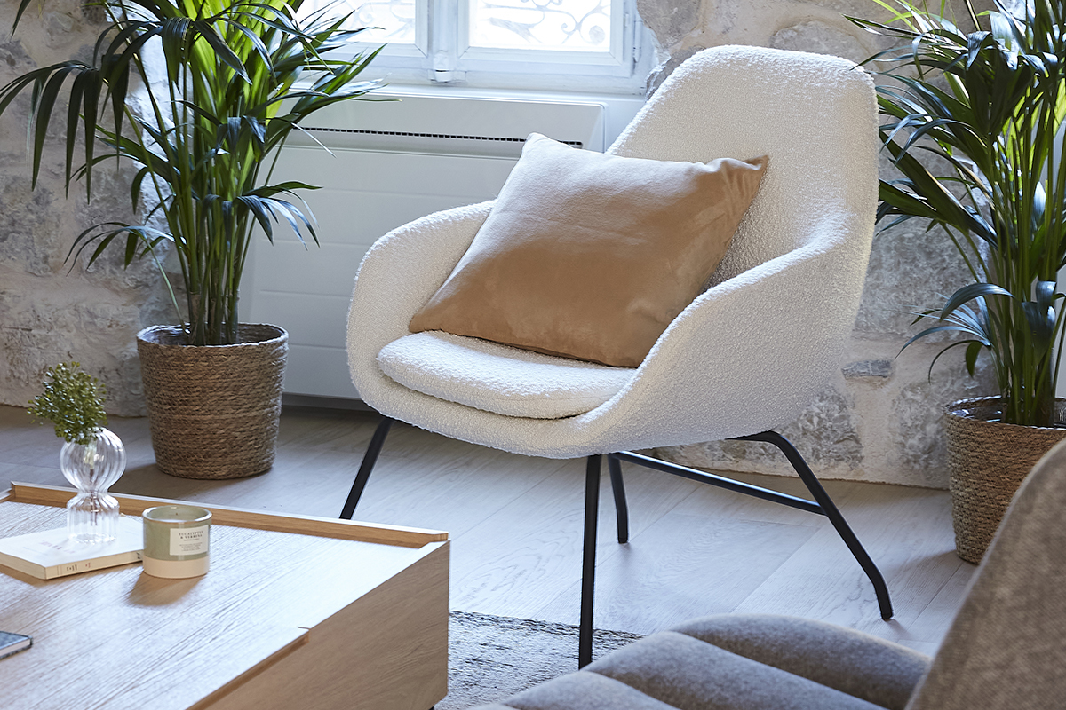 Fauteuil design en tissu effet laine boucle blanc cass et mtal noir MAYNE