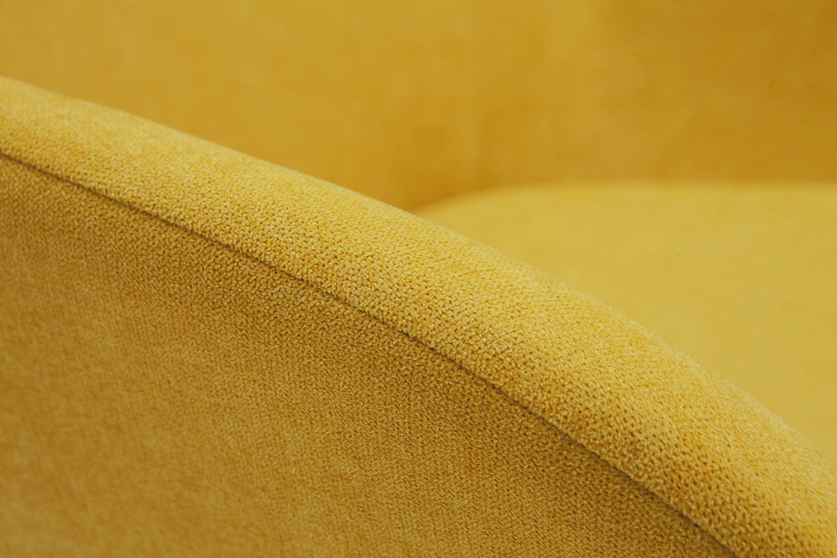 Fauteuil design en tissu effet velours jaune moutarde et mtal noir MAYNE