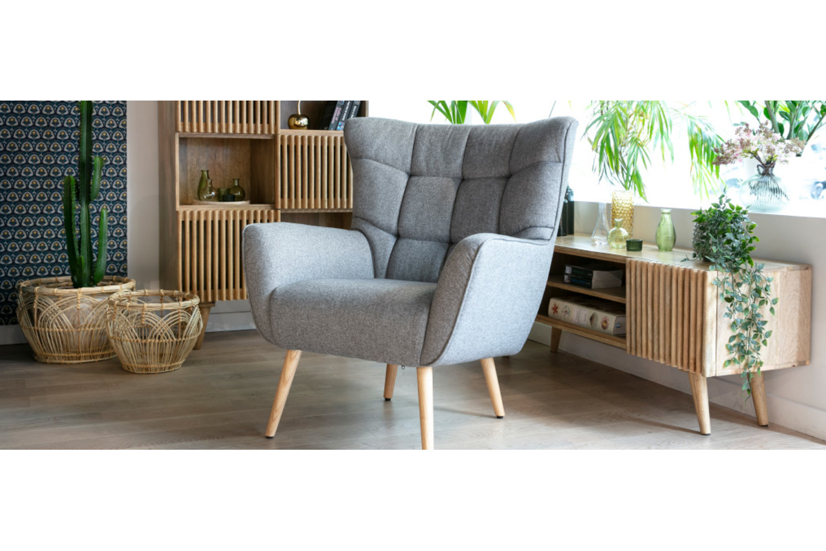 Fauteuil scandinave en tissu velours rouge tomette et bois clair AVERY