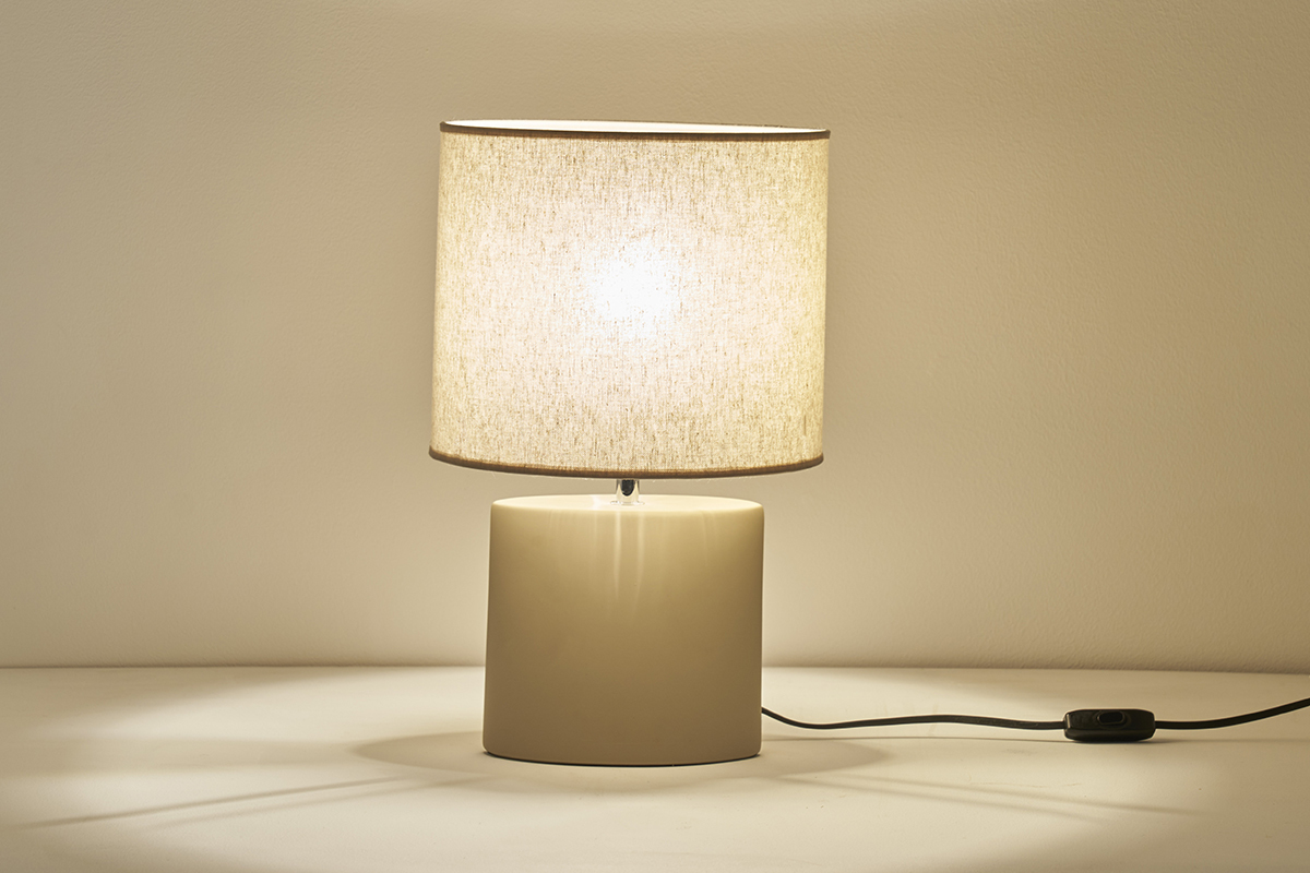 Lampe  poser en cramique taupe mat et abat-jour en lin naturel TIGA