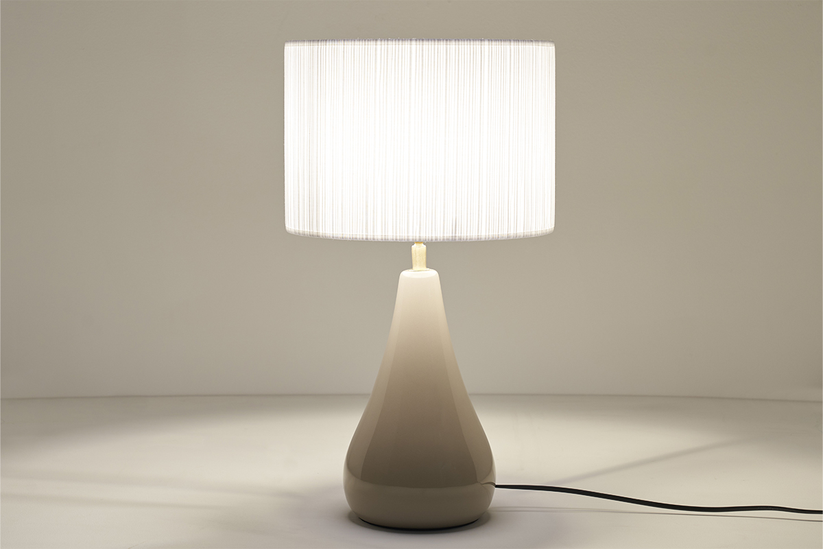 Lampe  poser taupe en cramique brillante et abat-jour en tissu pliss blanc H49 cm TROIA