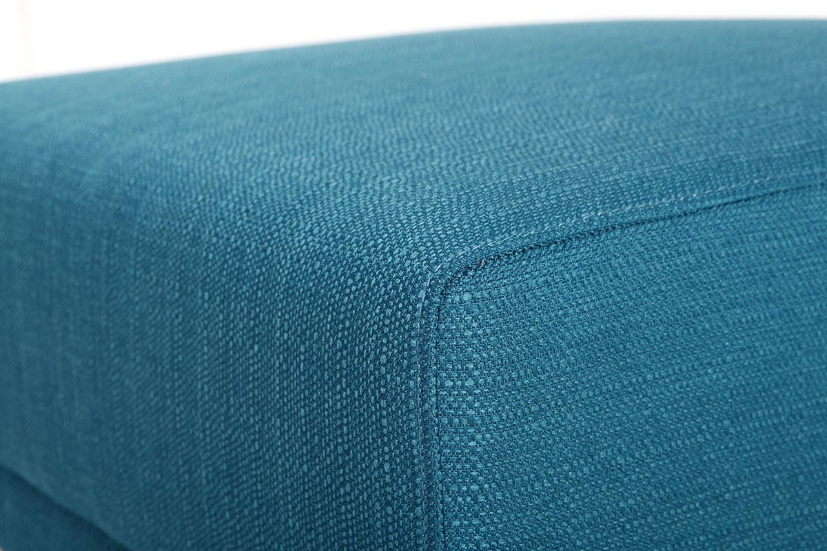 Pouf repose-pieds scandinave en tissu bleu canard et bois clair ULLA