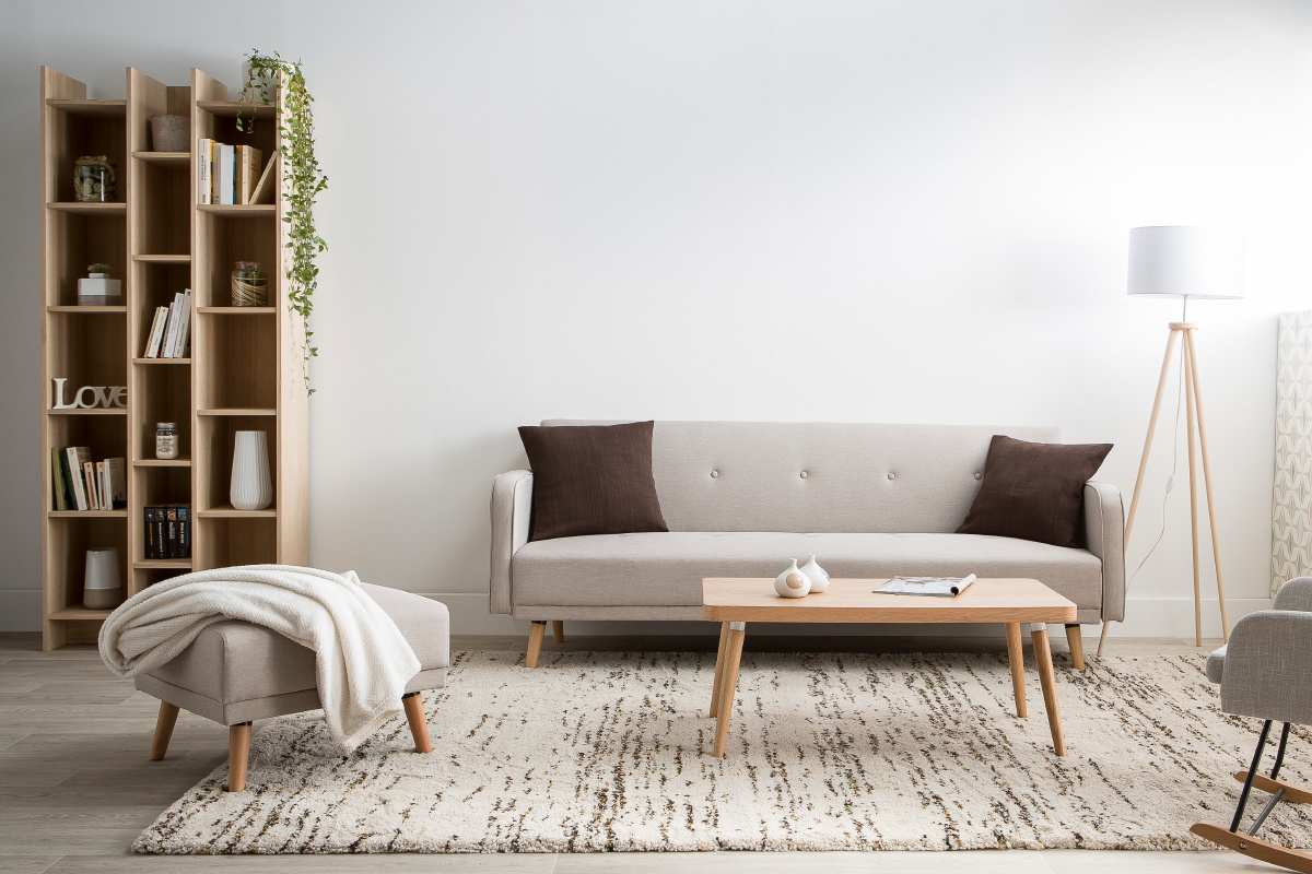 Pouf repose-pieds scandinave en tissu bleu canard et bois clair ULLA