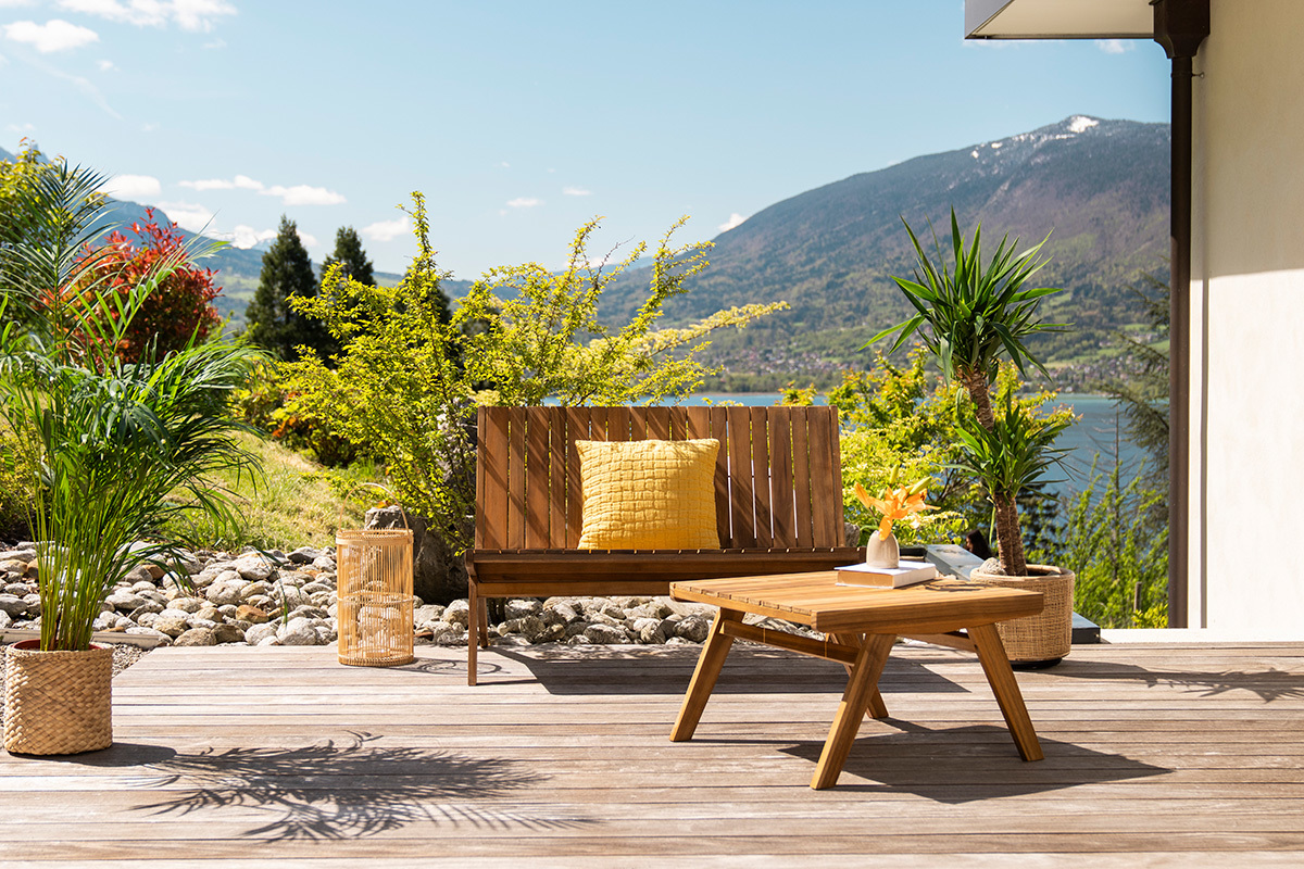 Salon de jardin banc 2 places et table basse en bois massif TIDAK