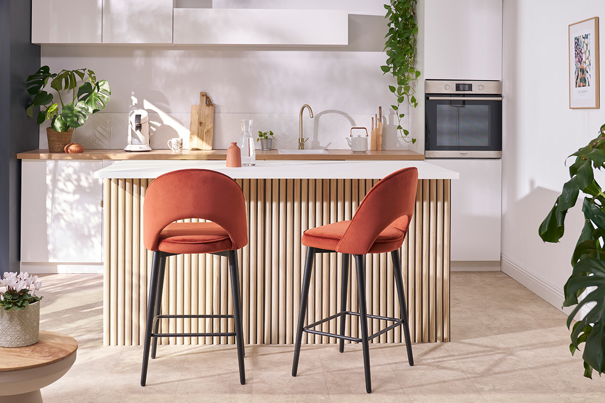 Tabouret de bar design en velours noir et mtal H69 cm BELLEROSE